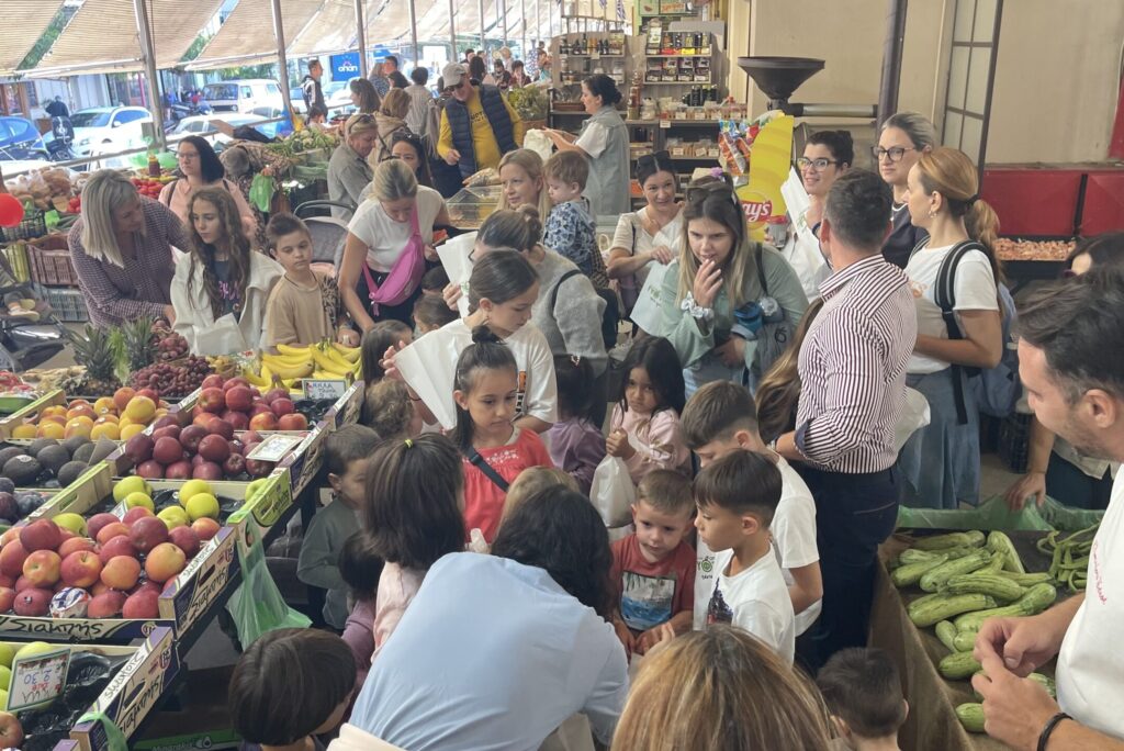Μια πολύχρωμη γιορτή στην Κεντρική Αγορά Καλαμάτας με αφορμή το βιβλίο «Η Καρολίνα τρώει τις εποχές»