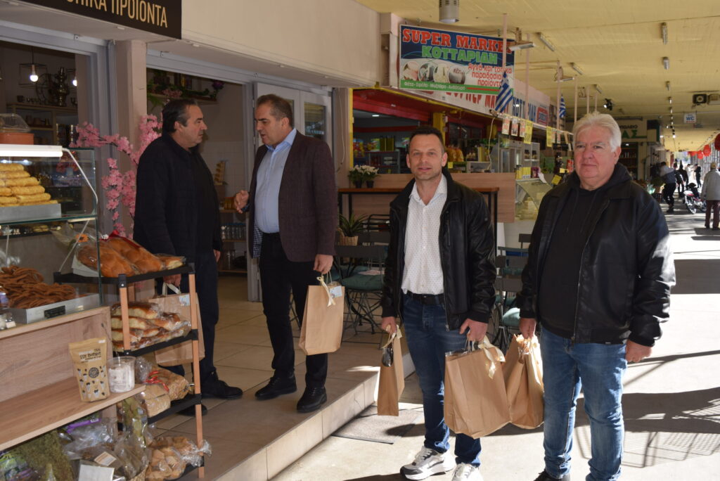 Πασχαλινές ευχές και δώρα από τον Δήμαρχο και τον Πρόεδρο της Αγοράς