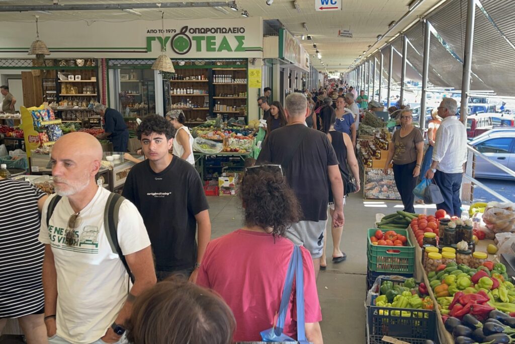 Αυγουστιάτικη «ανάσα» στην Κεντρική Αγορά Καλαμάτας – Πλημμύρισε από ντόπιους και επισκέπτες
