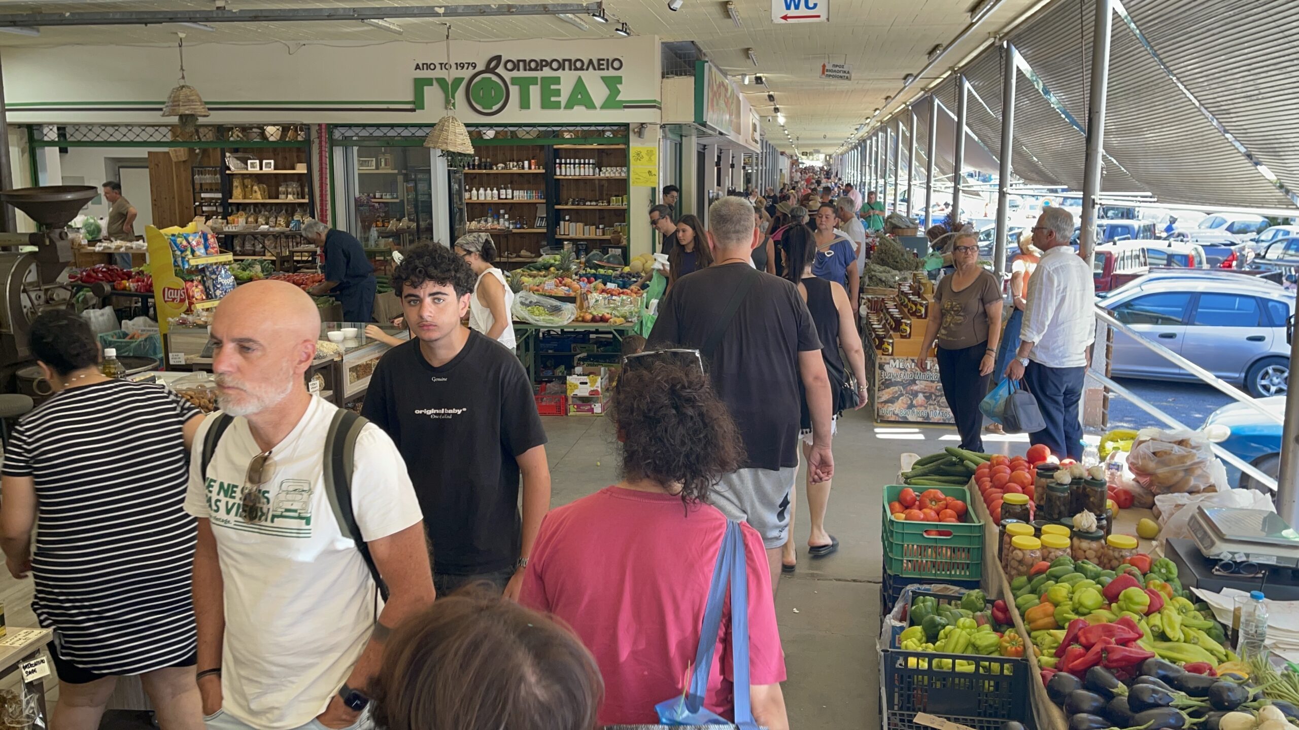 Αυγουστιάτικη «ανάσα» στην Κεντρική Αγορά Καλαμάτας – Πλημμύρισε από ντόπιους και επισκέπτες